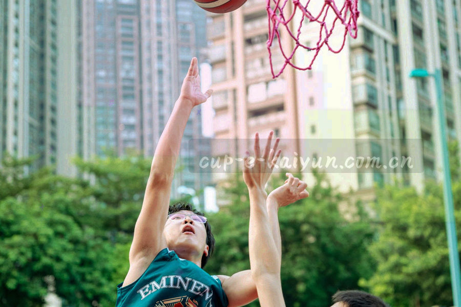 低角度仰拍的球场照明灯柱，夜色中形成纵向光带，画面中无人出现
