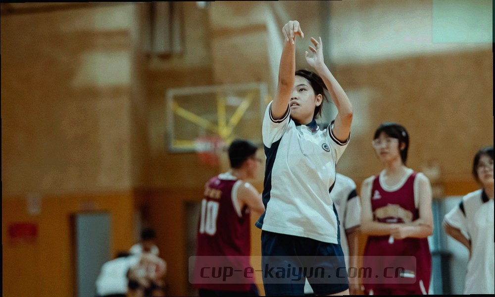 三枚同形不同明度的圆角标识横向排列，标识内部为抽象刻度纹